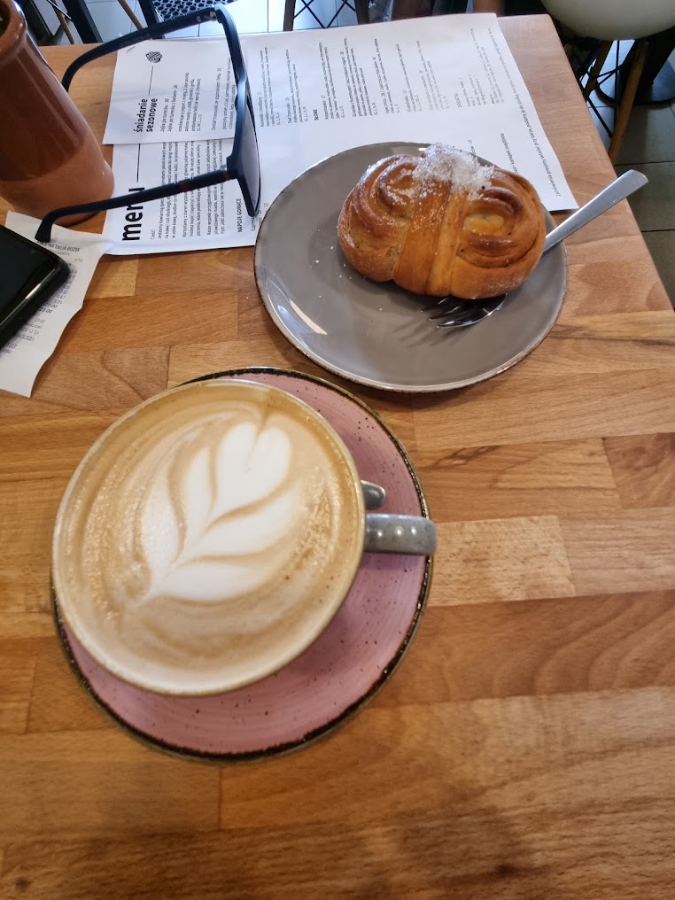 Kawa i drożdżówka w Fika